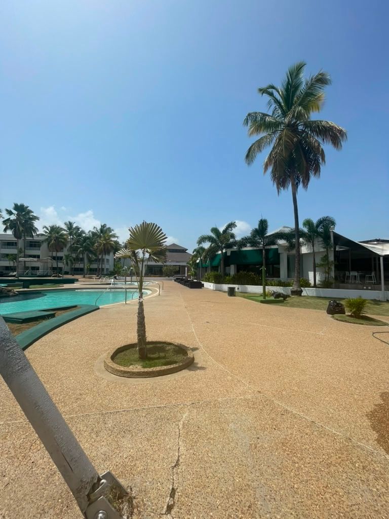 Piscina y jardines del Hotel Maremares